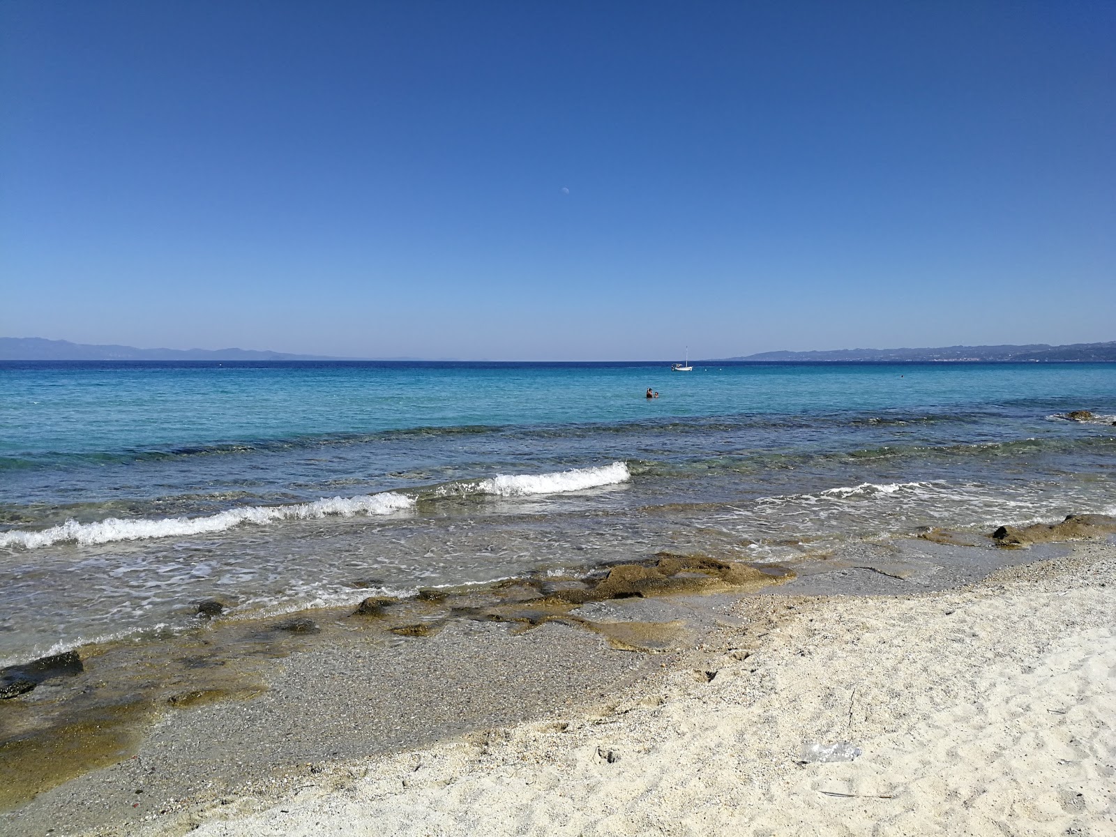 Foto di Athytos beach sorretto da scogliere