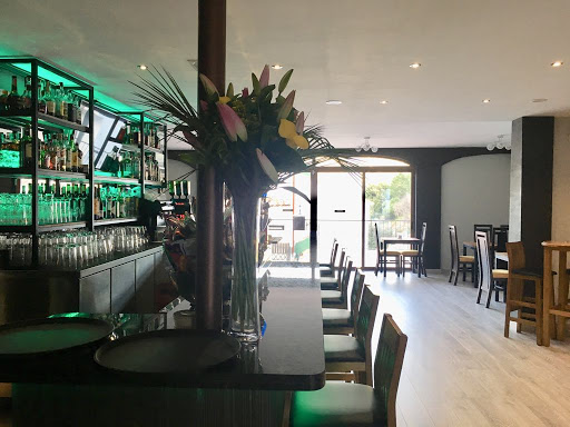 Legends Bar & Restaurant - Av. de Andalucia, 7, 29679 Benahavís, Málaga