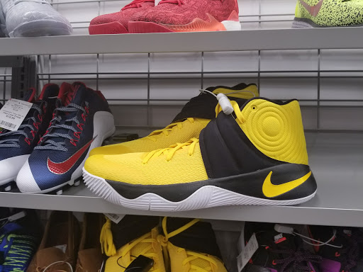 Shopping Mall «Oakdale Village Shopping Center», reviews and photos, 8301 3rd St N, St Paul, MN 55128, USA