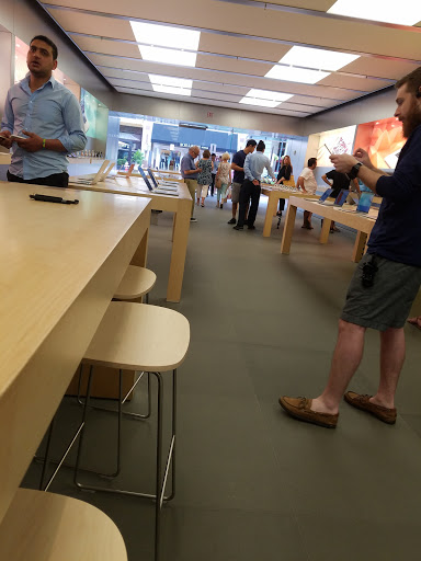 Computer Store «Apple Reston», reviews and photos, 11949 Market St, Reston, VA 20190, USA