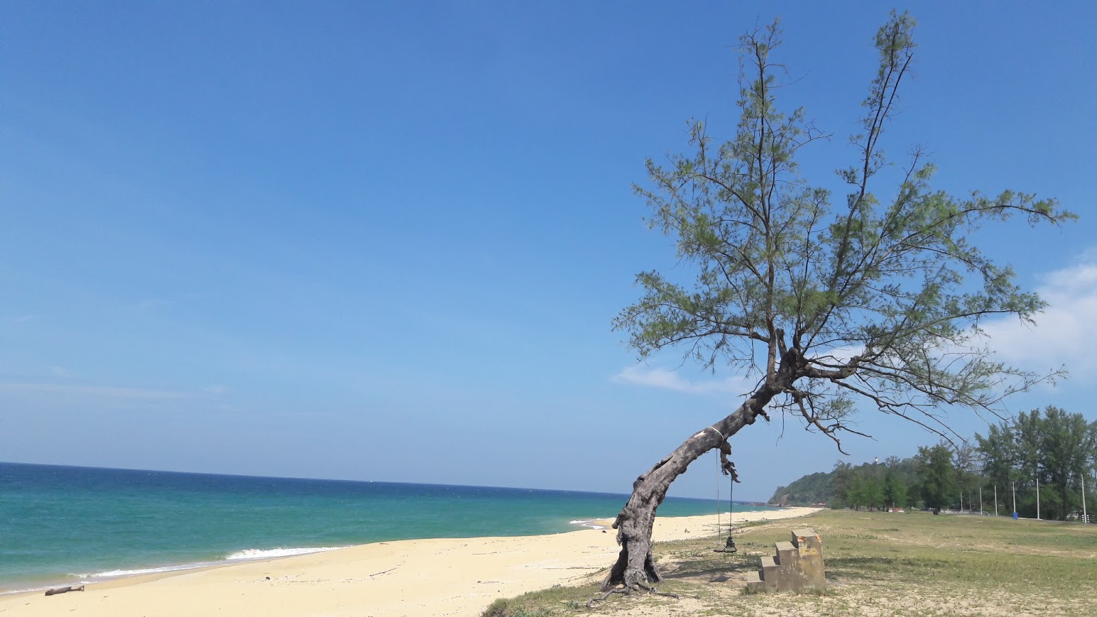 Φωτογραφία του Pantai Teluk Bidara υποστηρίζεται από βράχους