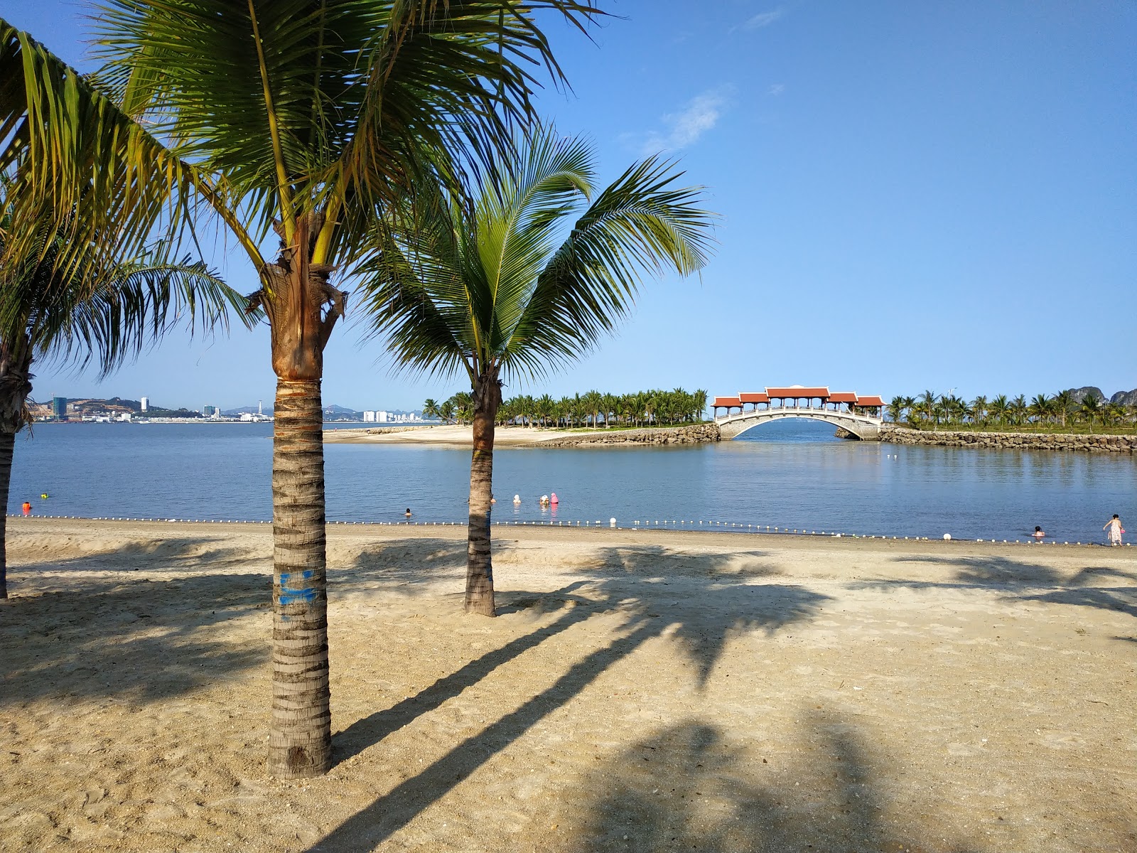 Foto van Tuan Chau Resort beach met turquoise puur water oppervlakte