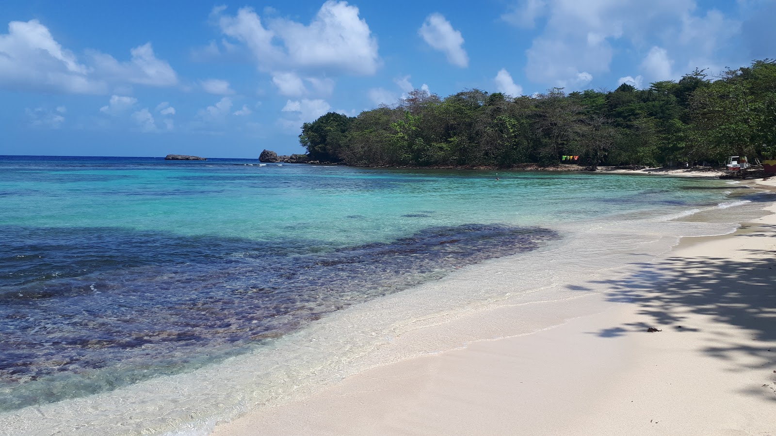 Foto von Winnifred beach mit heller feiner sand Oberfläche