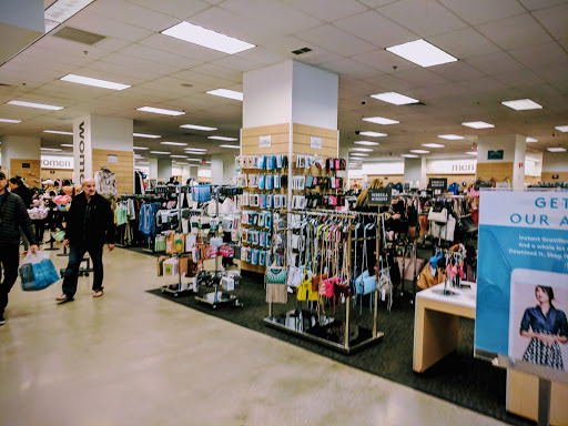 Department Store «Nordstrom Rack Chicago Avenue», reviews and photos, 101 E Chicago Ave, Chicago, IL 60611, USA