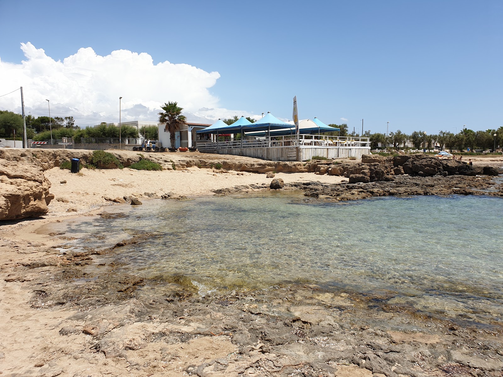 Foto de Spiaggia Paterte Mancaversa con arena beige y rocas superficie