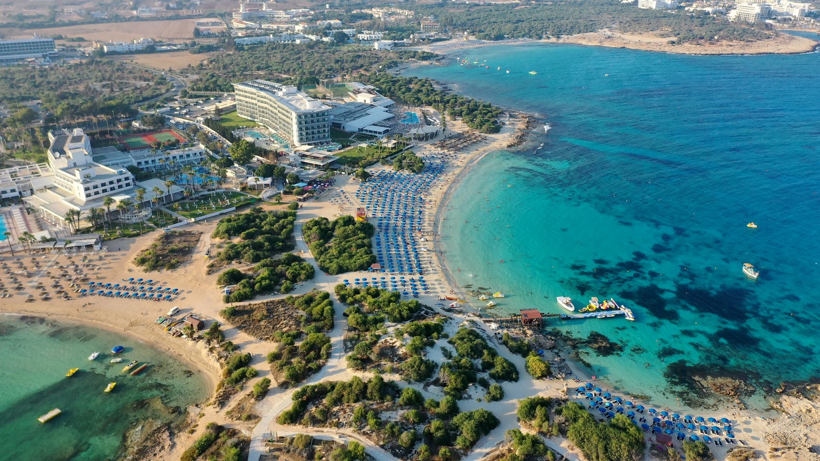 Foto von Makronissos Strand mit türkisfarbenes wasser Oberfläche