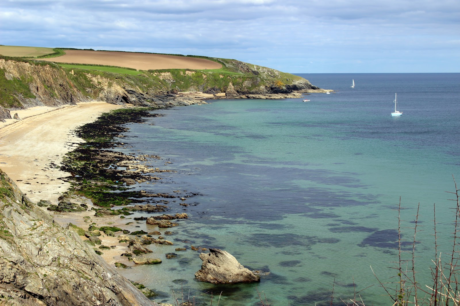 Foto van Porthbean beach met helder zand & rotsen oppervlakte