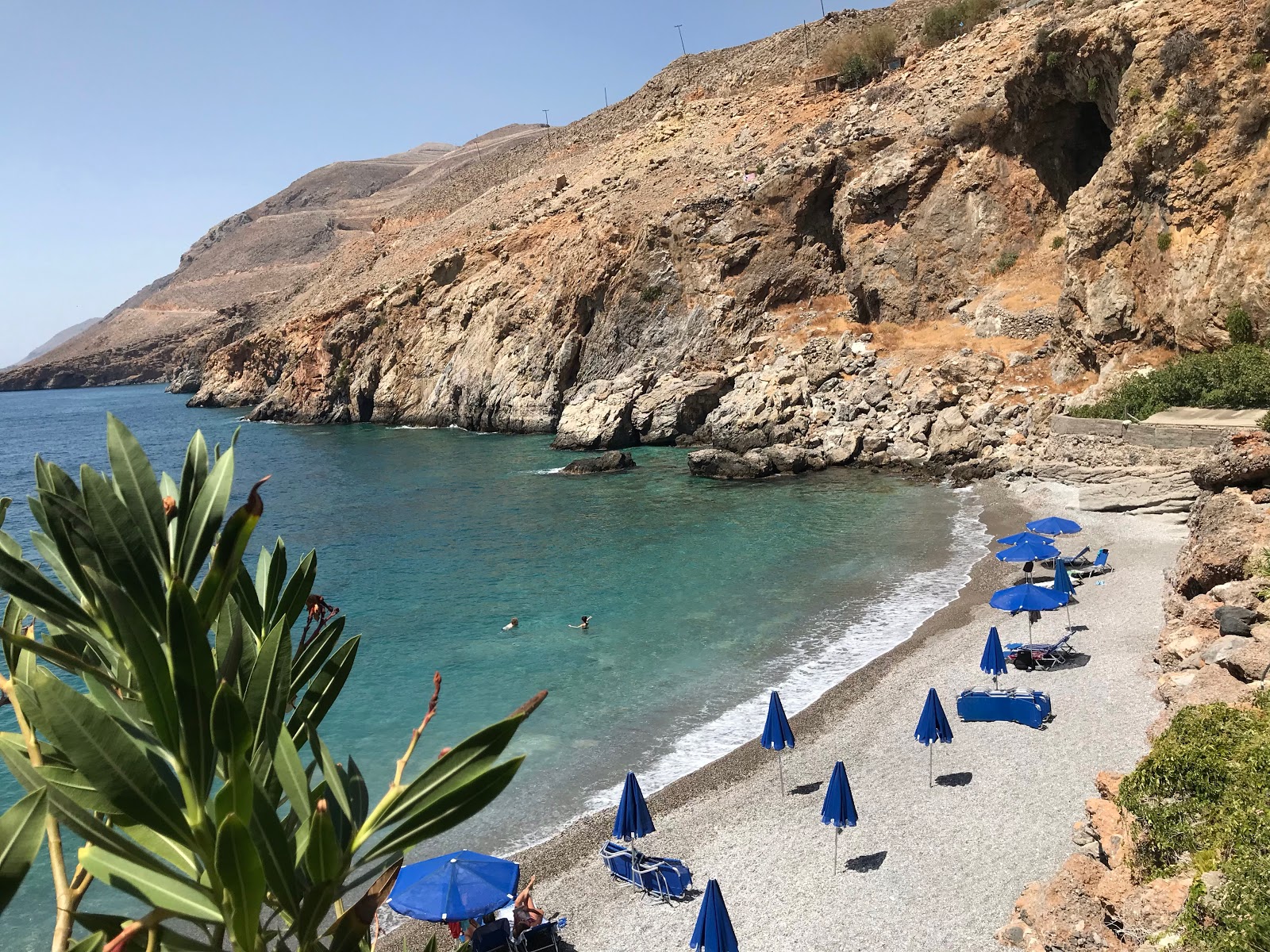Foto av Vrissi beach med grå fin sten yta