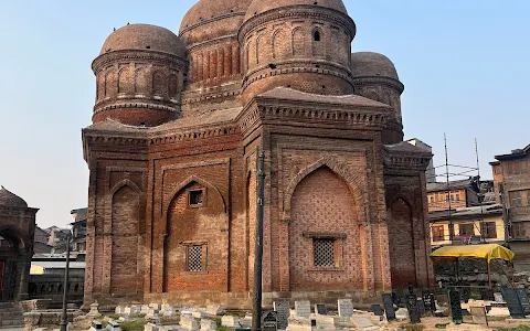 Tomb of Zain-ul-Abidin's Mother image