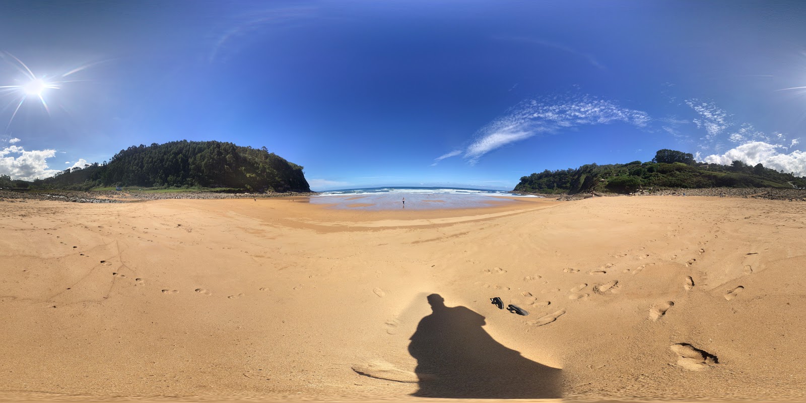 Foto van Playa de Espana omringd door bergen