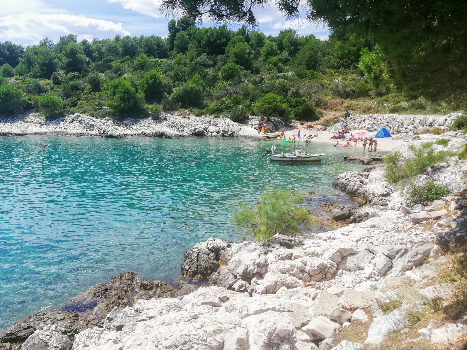 Put Tatinje beach的照片 带有碧绿色纯水表面