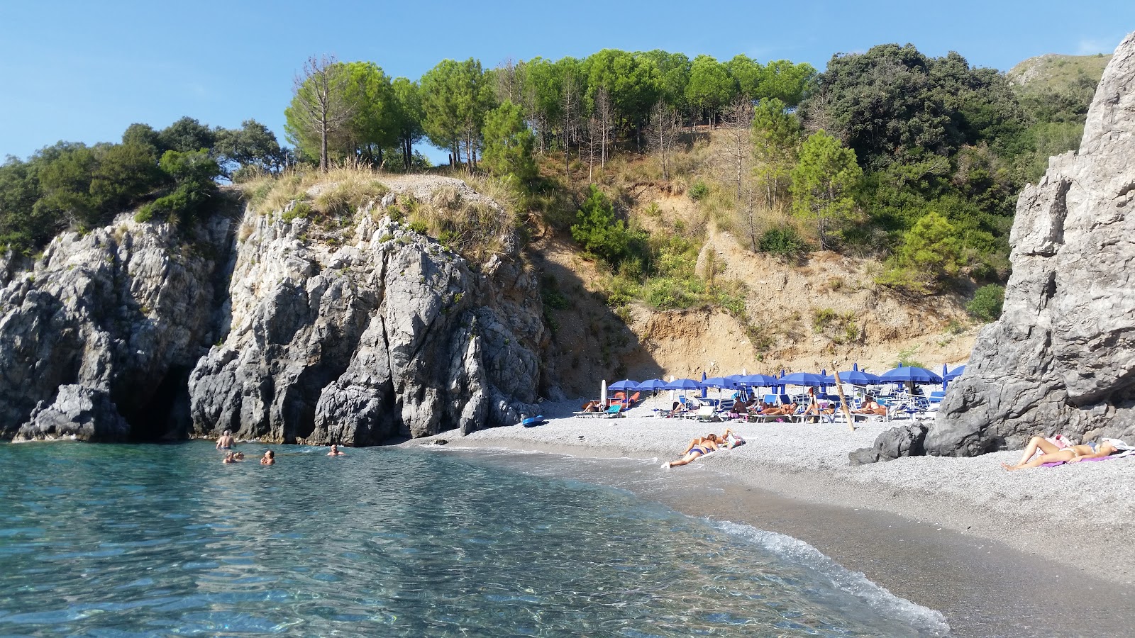 Valokuva Spiaggia D' A Scalaista. pinnalla harmaa hieno pikkukivi:n kanssa