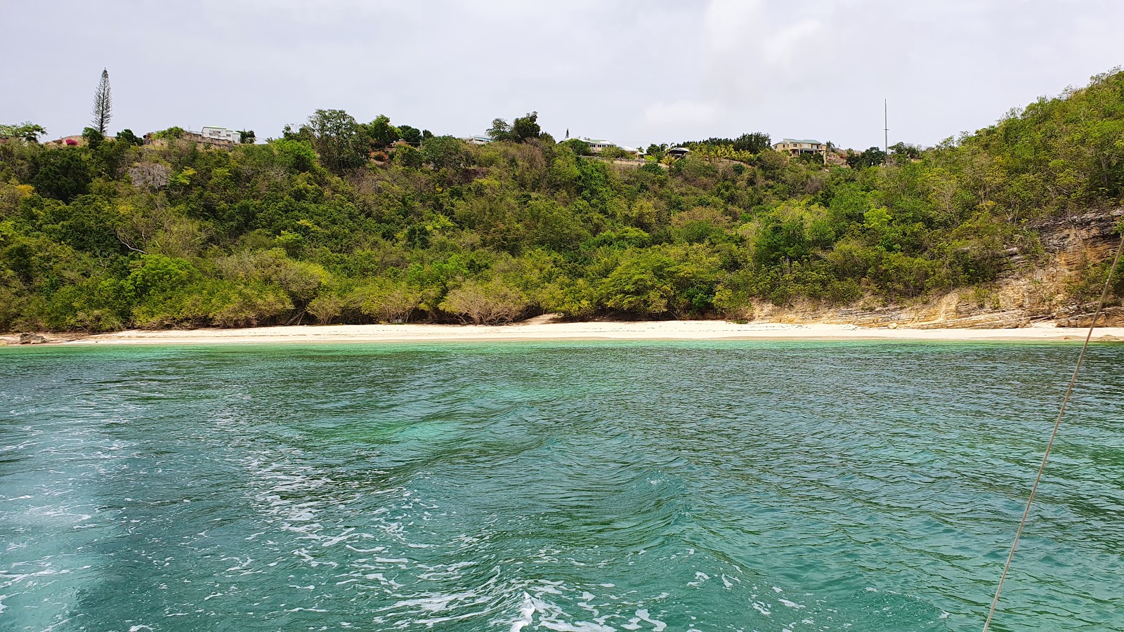 Fotografie cu Blue Waters beach amplasat într-o zonă naturală
