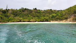 Foto di Blue Waters beach circondato da montagne