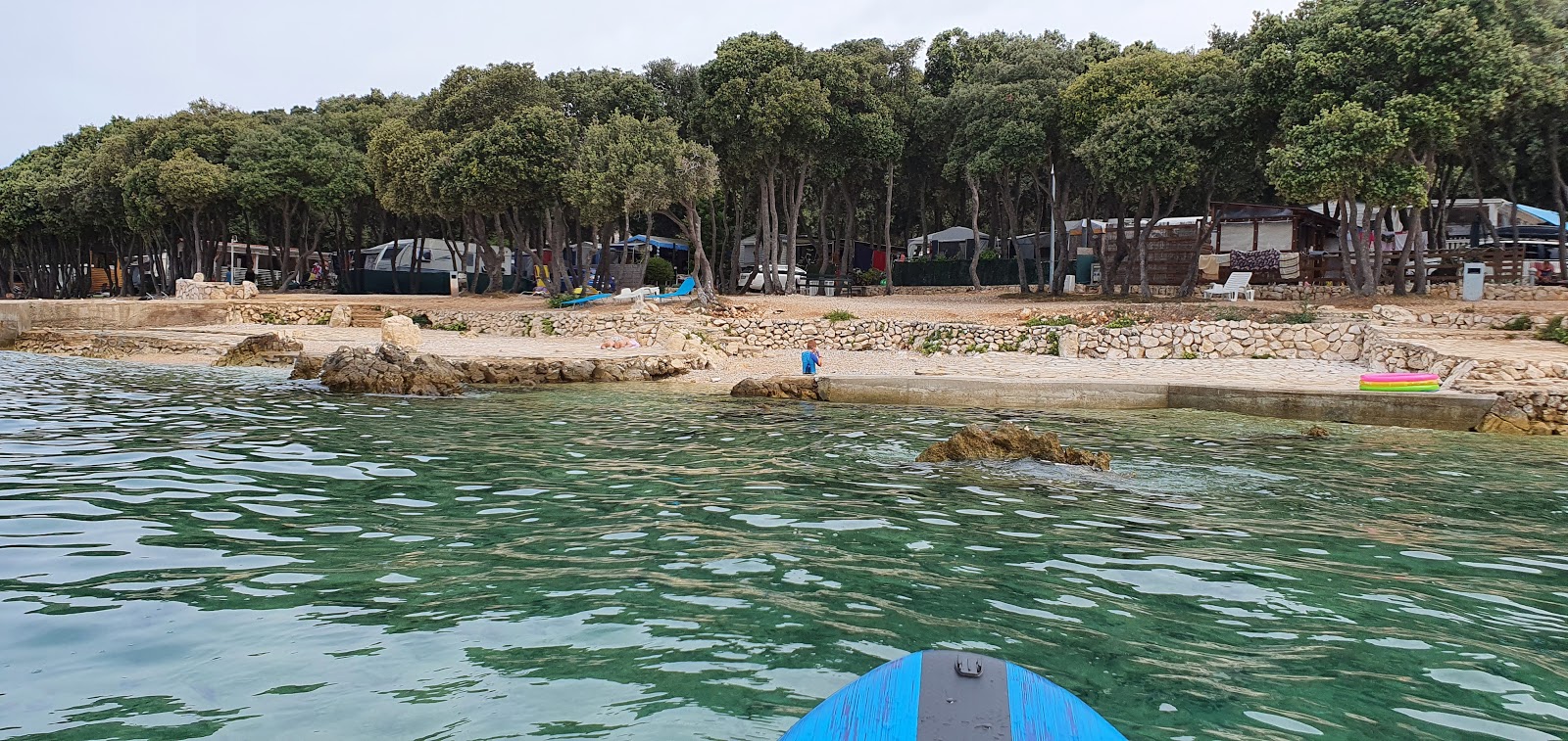 Fotografija Scare beach in naselje