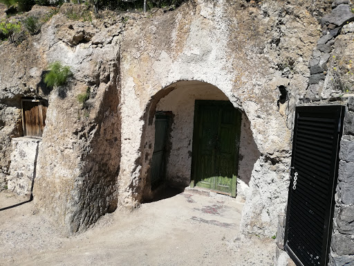 Acusa Seca Cave House