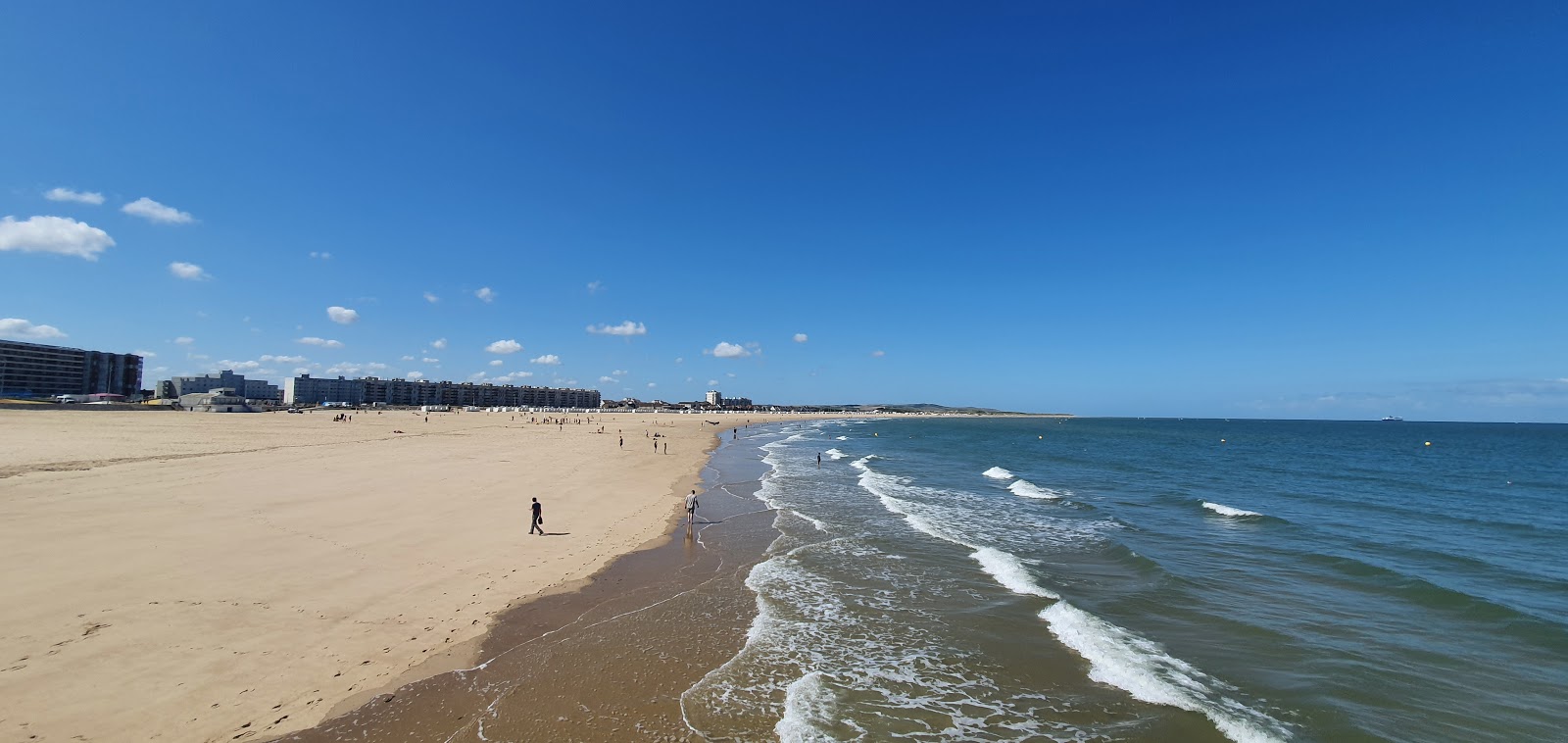 Foto di Spiaggia di Calais con una superficie del acqua turchese