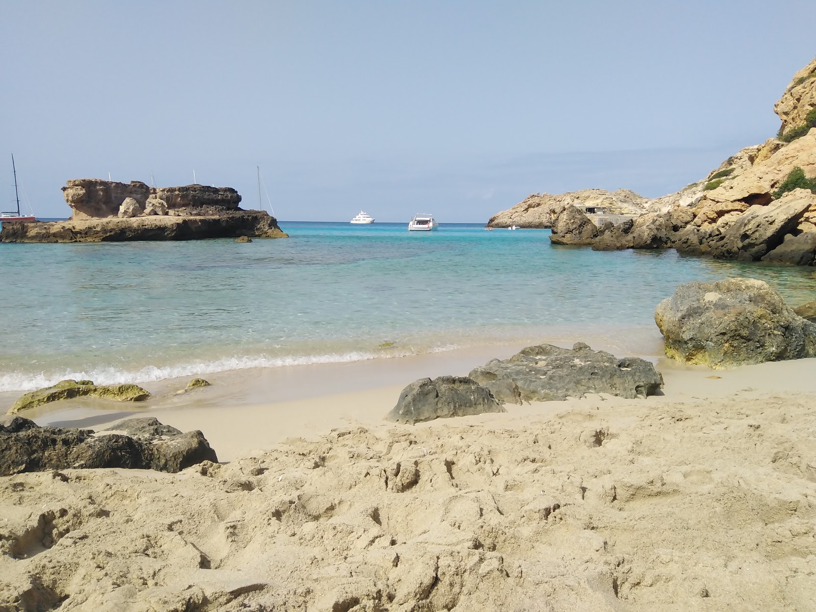 Foto de Cala Tarida pequena con sucio nivel de limpieza