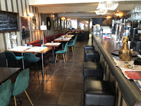Atmosphère du Restaurant Bar De L'Hôtel De Ville à Tournus - n°4