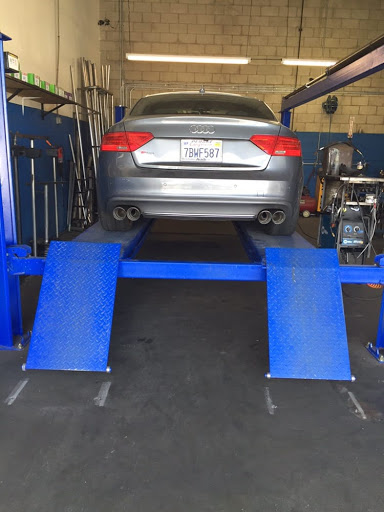Muffler Technician image