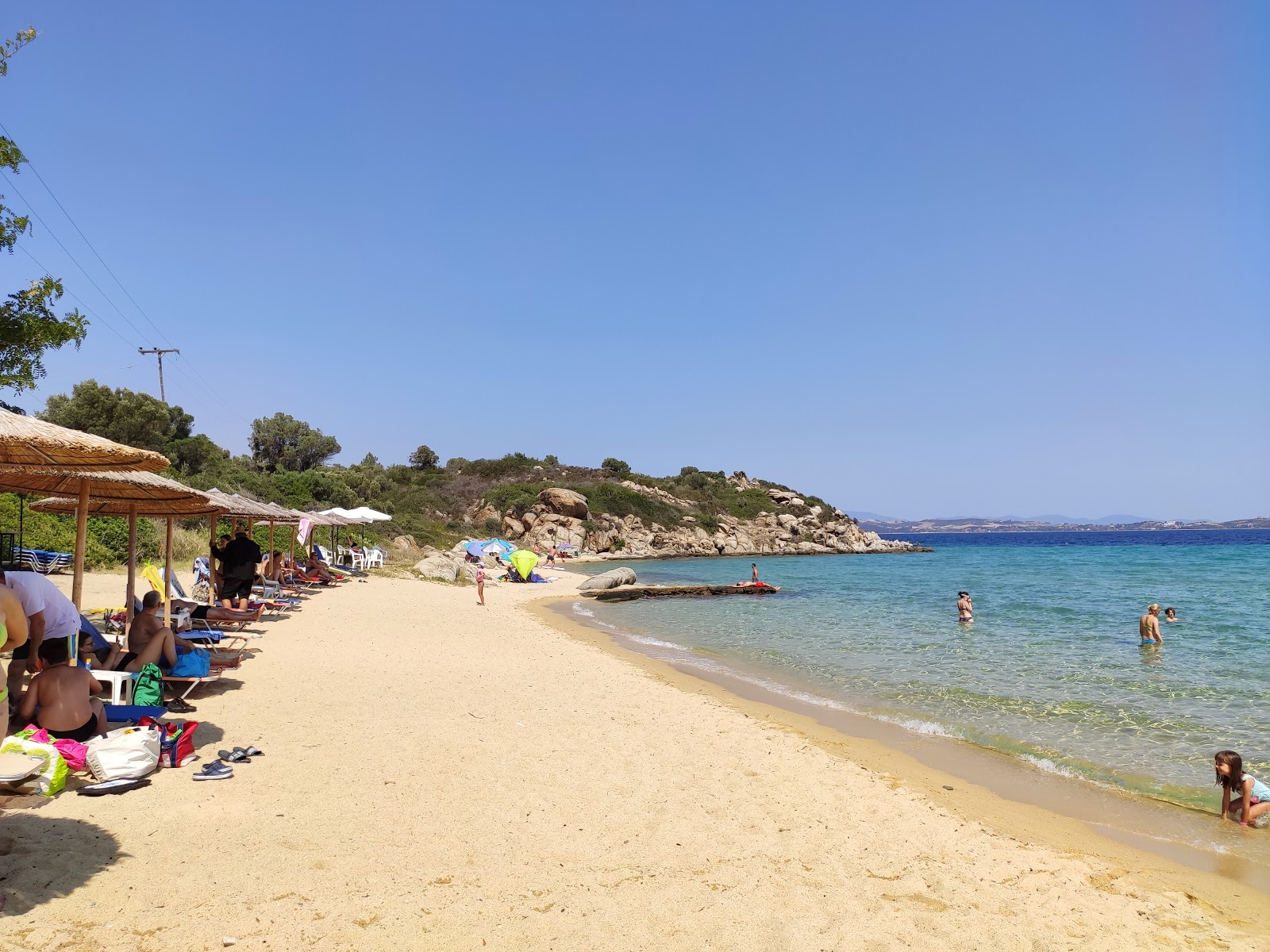 Fotografie cu Plaja Agios Georgios - locul popular printre cunoscătorii de relaxare