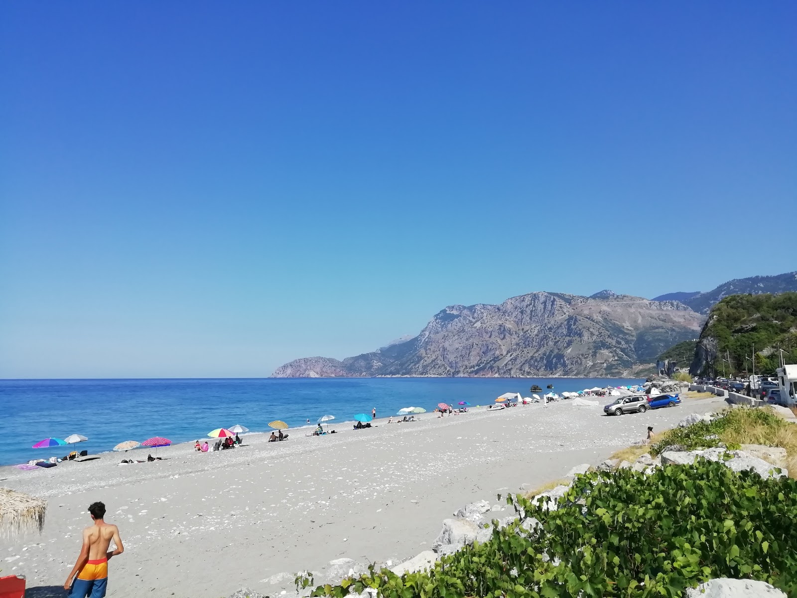 Foto van Chiliadou beach met turquoise puur water oppervlakte