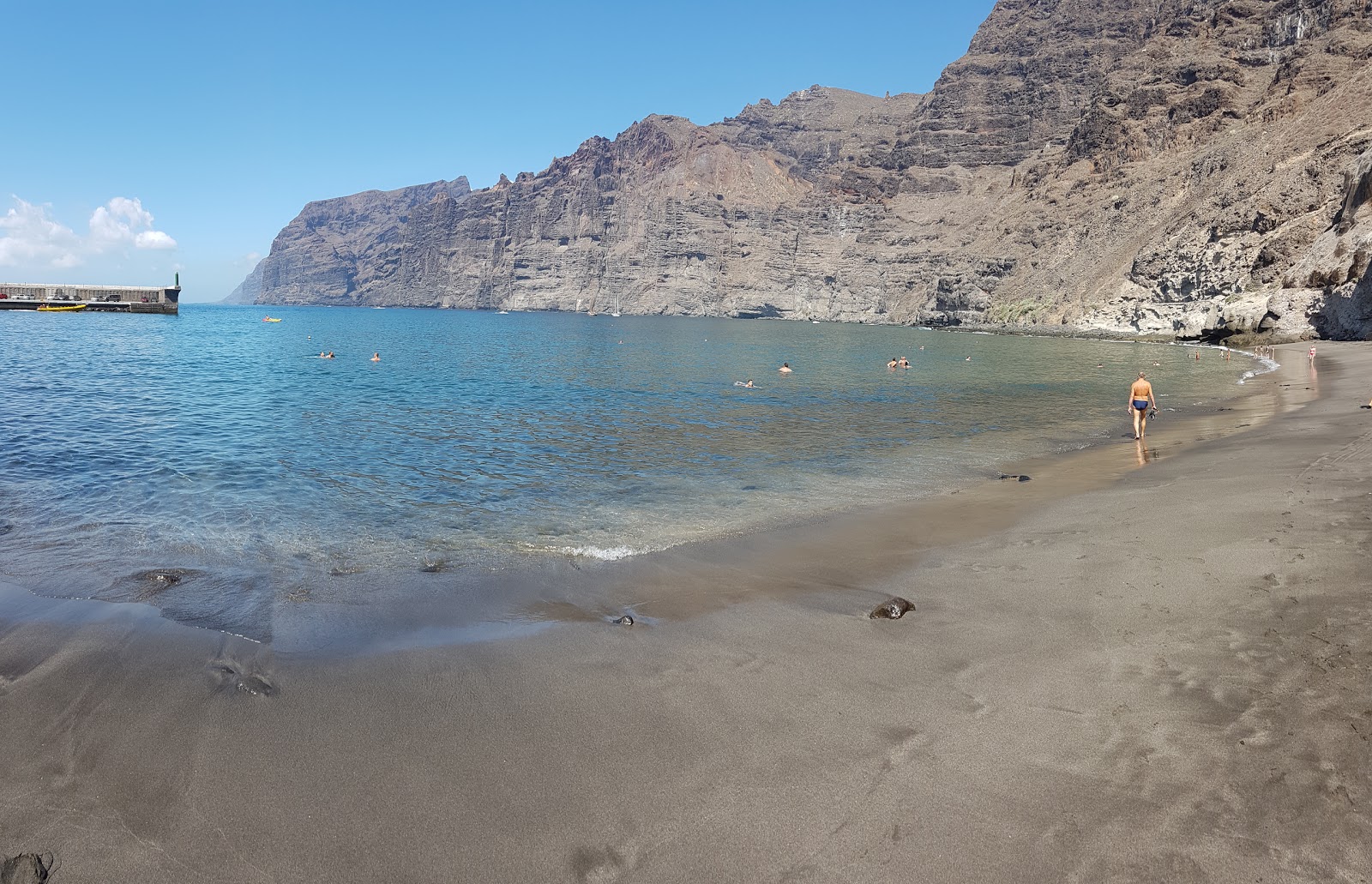 Foto van Playa de los Gigantes omringd door bergen