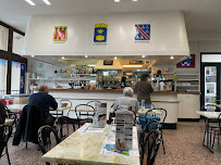 Atmosphère du Restaurant Café-Brasserie Du Cours à Saint-Pourçain-sur-Sioule - n°1