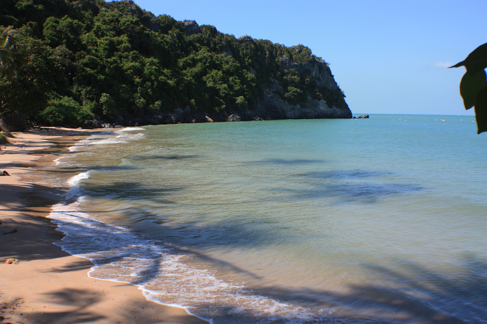 Fotografija Laem Prathap Beach z turkizna čista voda površino