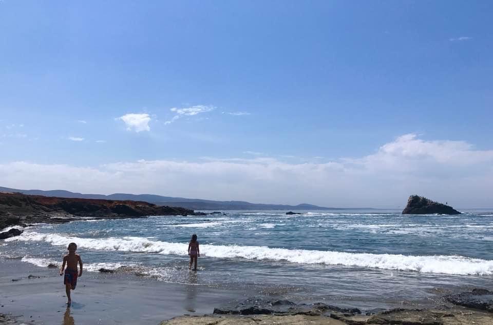 Fotografie cu Playa Ejido Erendira cu o suprafață de nisip maro și roci