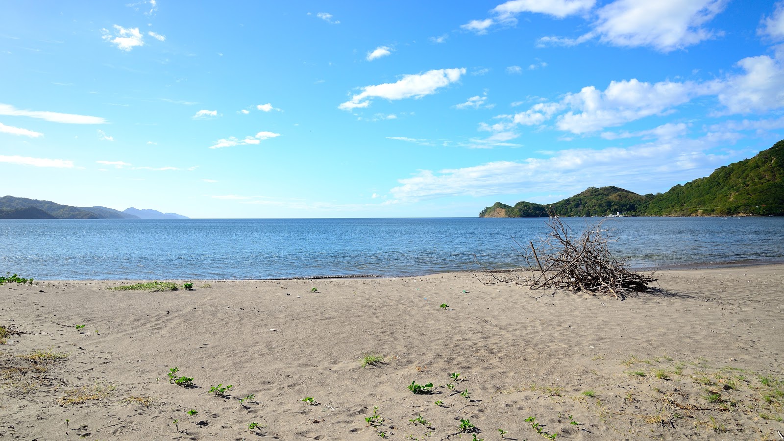 Cuajiniquil beach的照片 带有碧绿色水表面