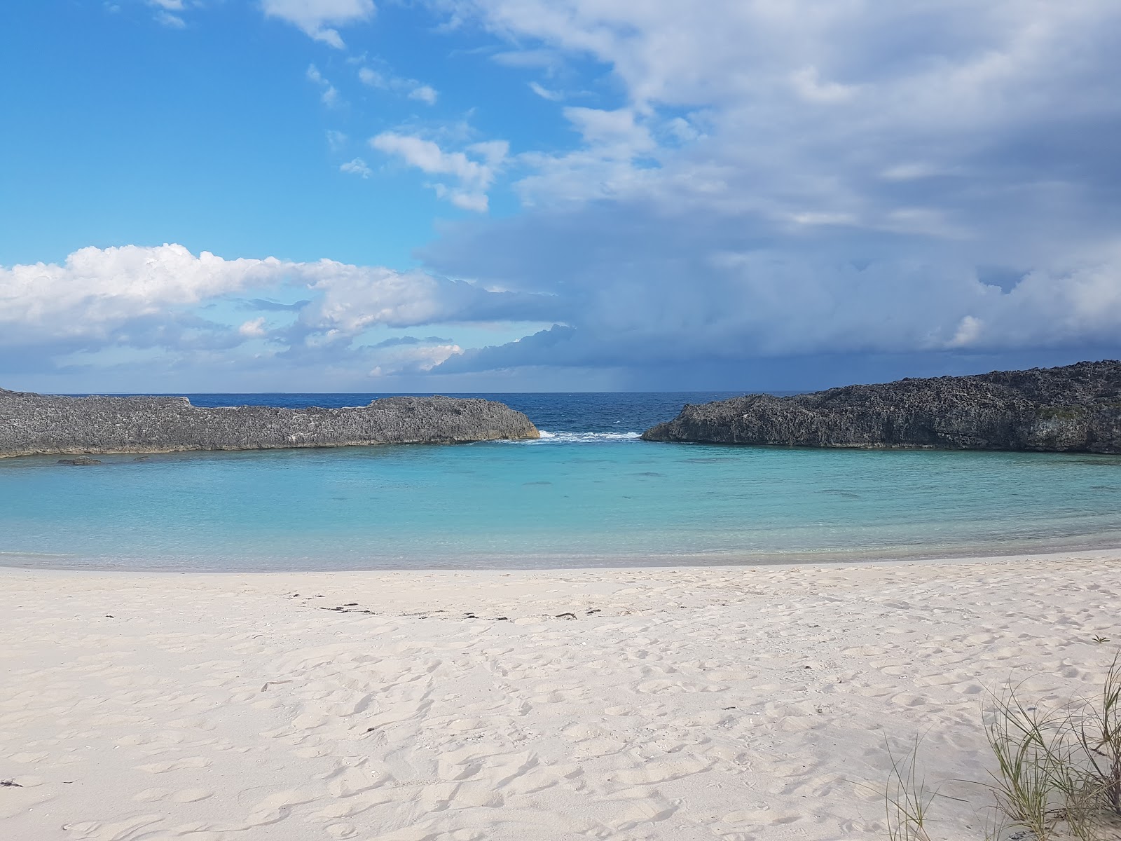 Foto von Bonniecord beach mit feiner weißer sand Oberfläche