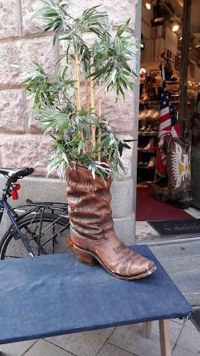 Stores to buy women's boots Stockholm