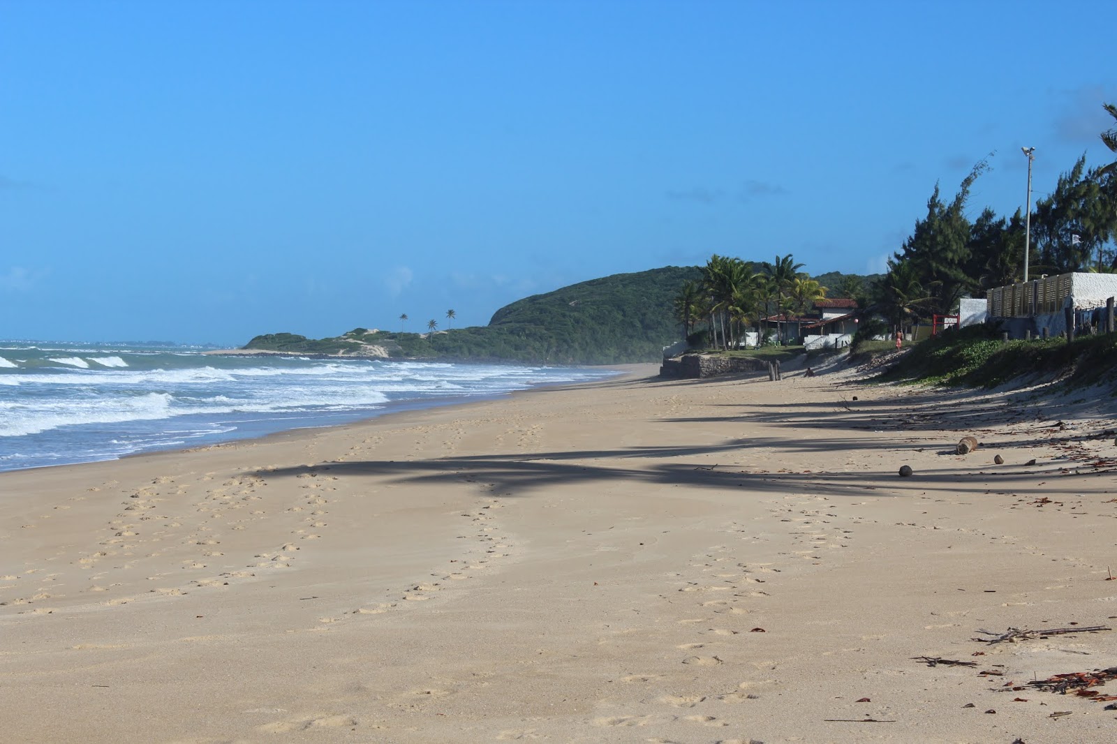 Fotografie cu Plaja Camaratuba cu o suprafață de nisip strălucitor