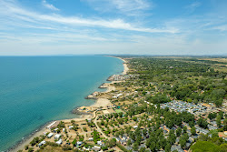 Photo de Roucan Beach avec un rivage spacieux