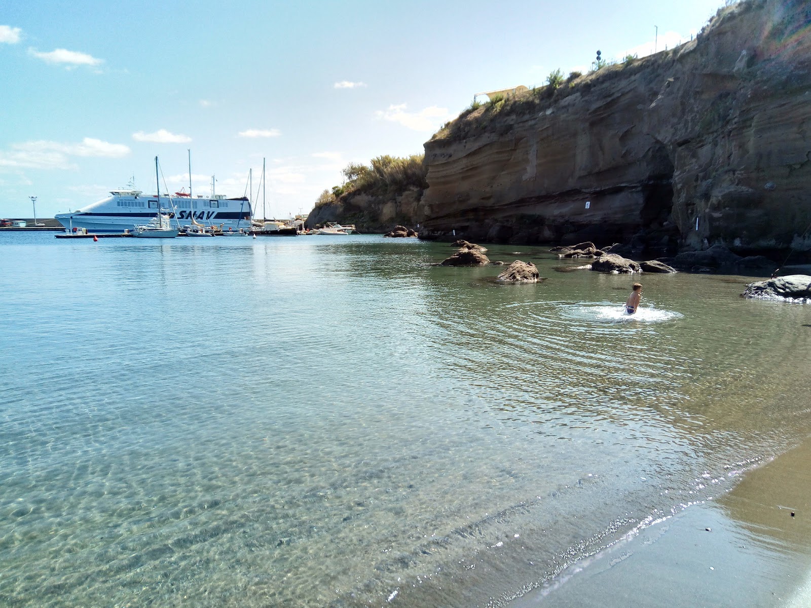 Foto av Spiaggia di Cala Rossano och bosättningen