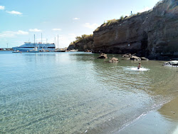 Cala Rossano Beach'in fotoğrafı dağlarla çevrili