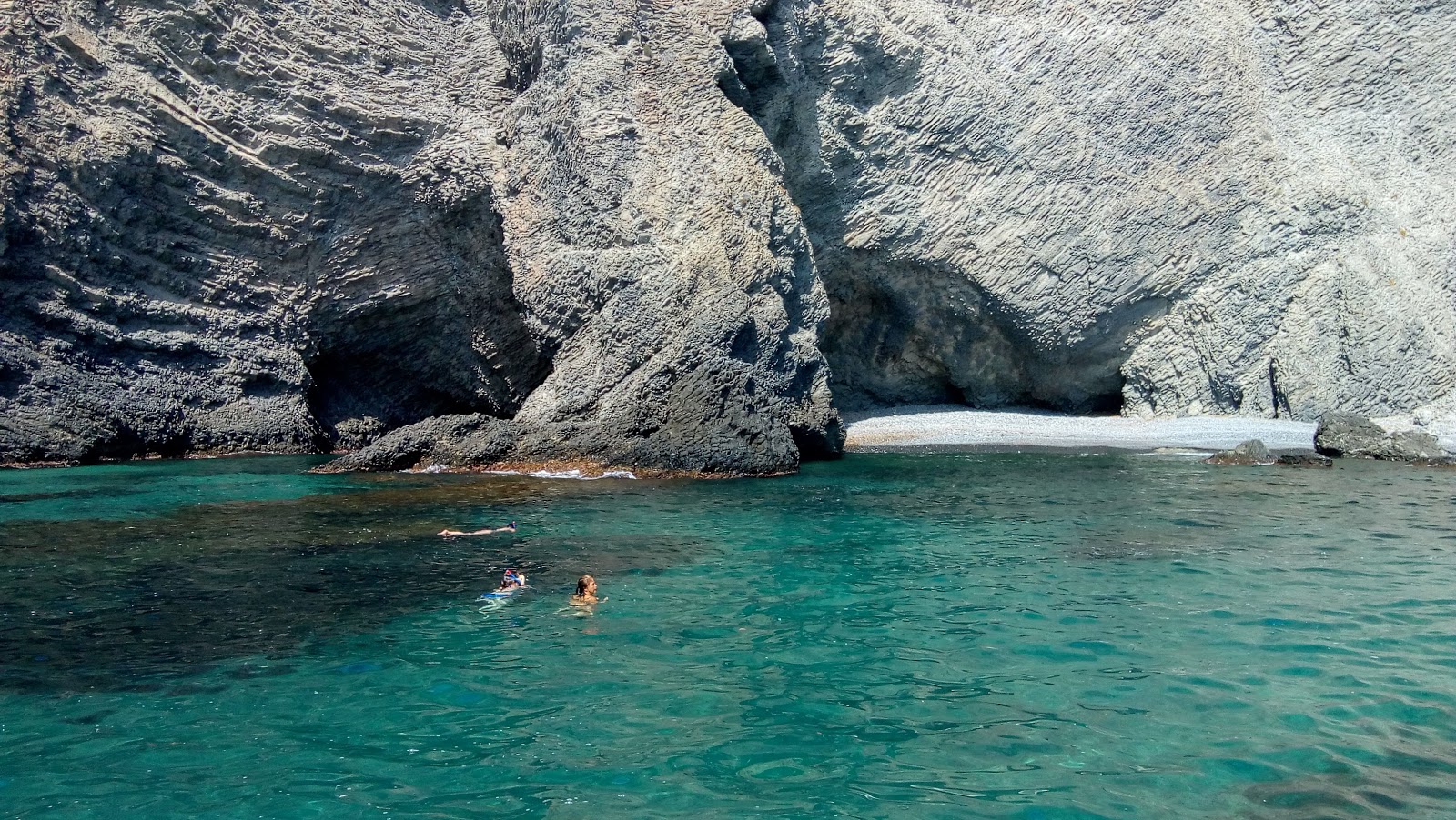 Cala Puente'in fotoğrafı gri ince çakıl taş yüzey ile