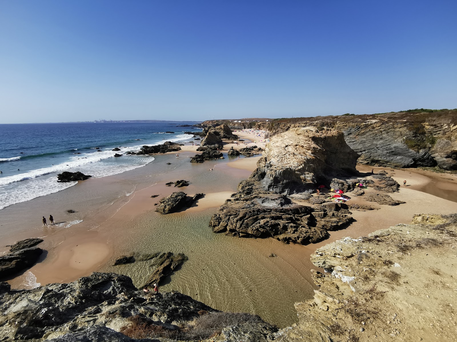 Praia da Samoqueira'in fotoğrafı dağlarla çevrili