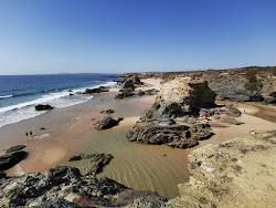 Praia da Samoqueira'in fotoğrafı dağlarla çevrili