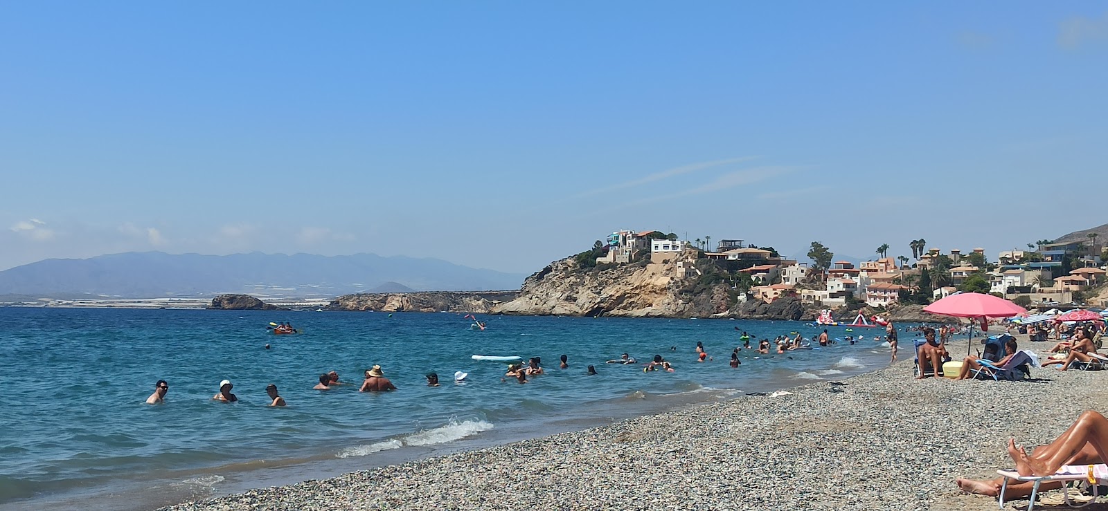 Playa de Bolnuevo'in fotoğrafı dağlarla çevrili