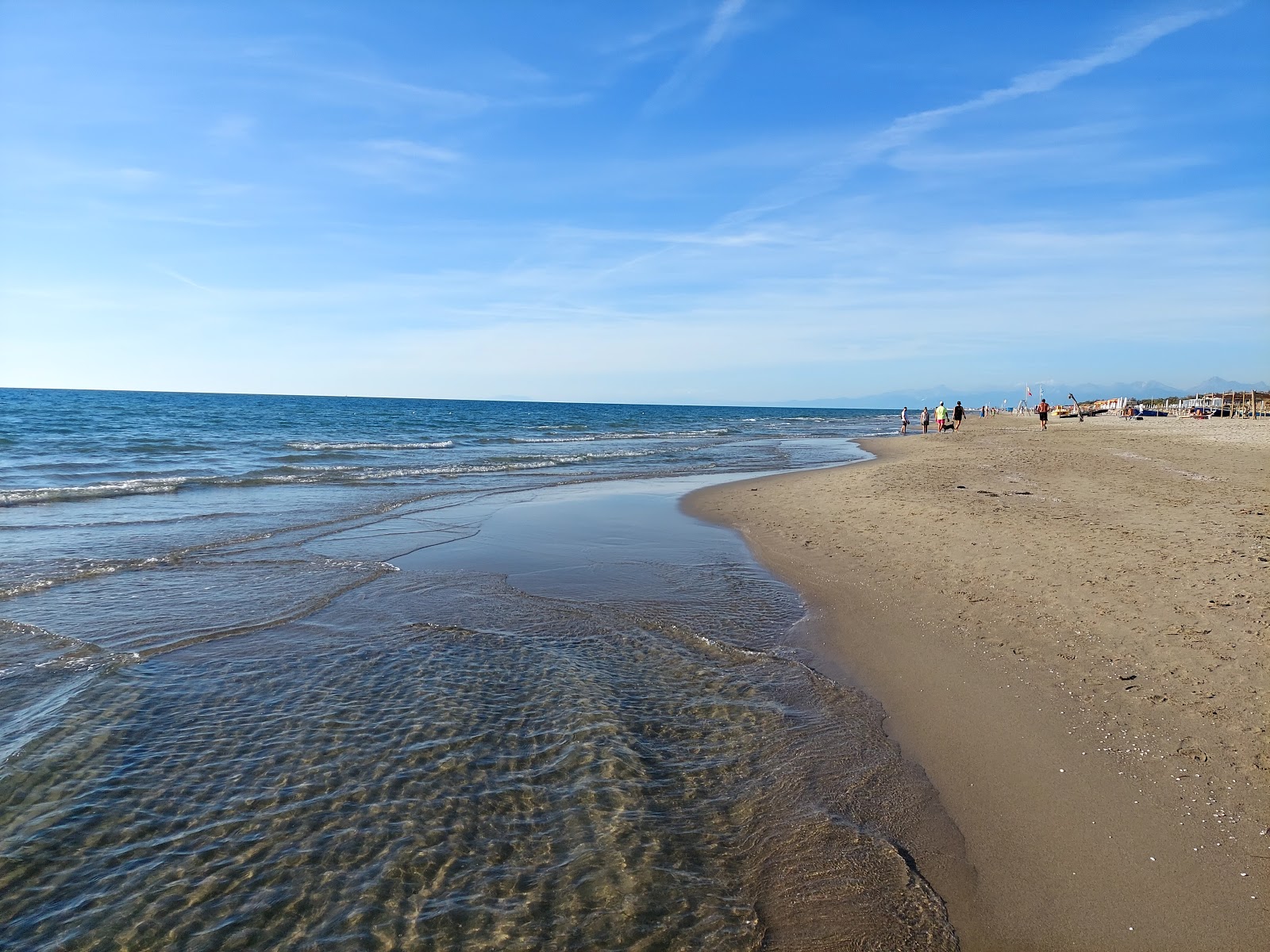 Fotografija Spiaggia Libera Tirrenia z turkizna čista voda površino