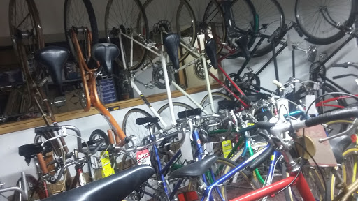Bicycle Store «Roberts Cycle Shop Chicago», reviews and photos, 7054 N Clark St, Chicago, IL 60626, USA