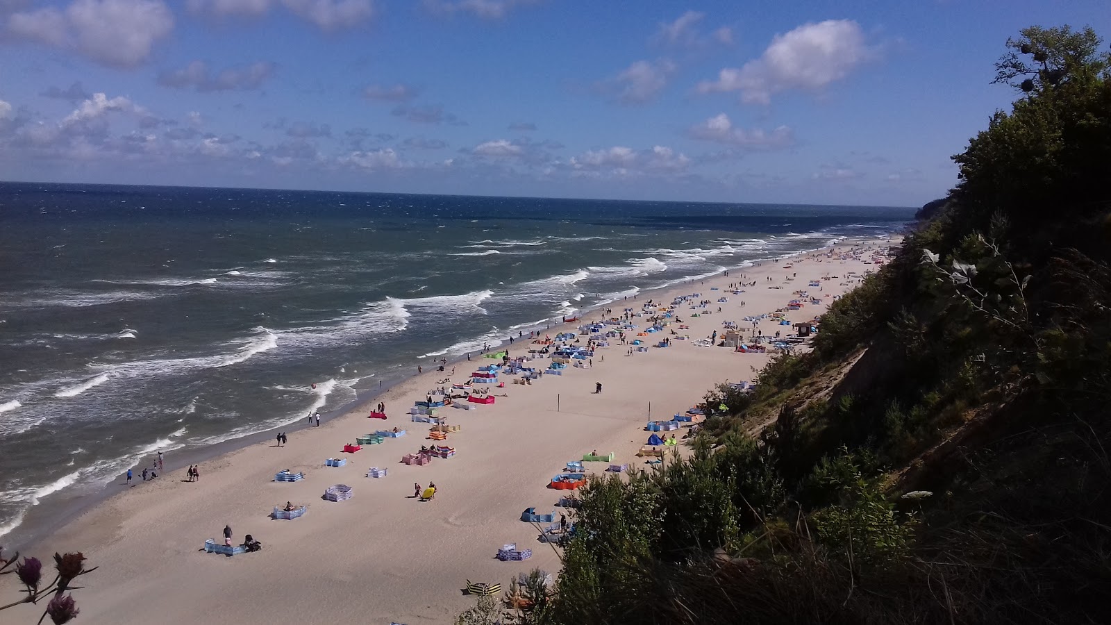 Foto av Jastrzebia Gora II Beach omgiven av klippor