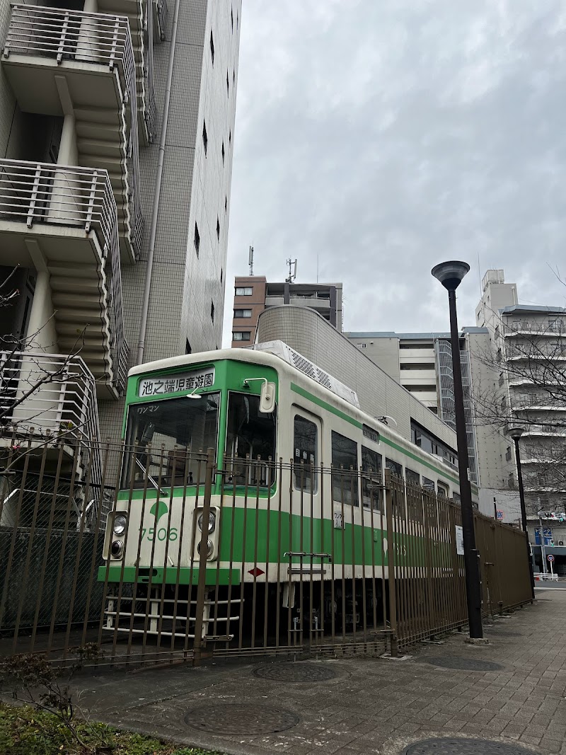 旧都電停留所(池之端七軒町)車両。東京都交通局、都電荒川線、7500形（車体更新）7506号車が保存。
