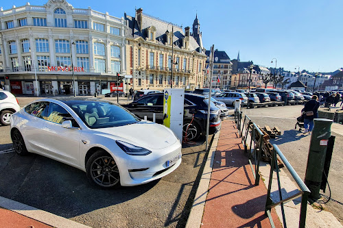 Borne de recharge de véhicules électriques MobiSDEC Charging Station Trouville-sur-Mer