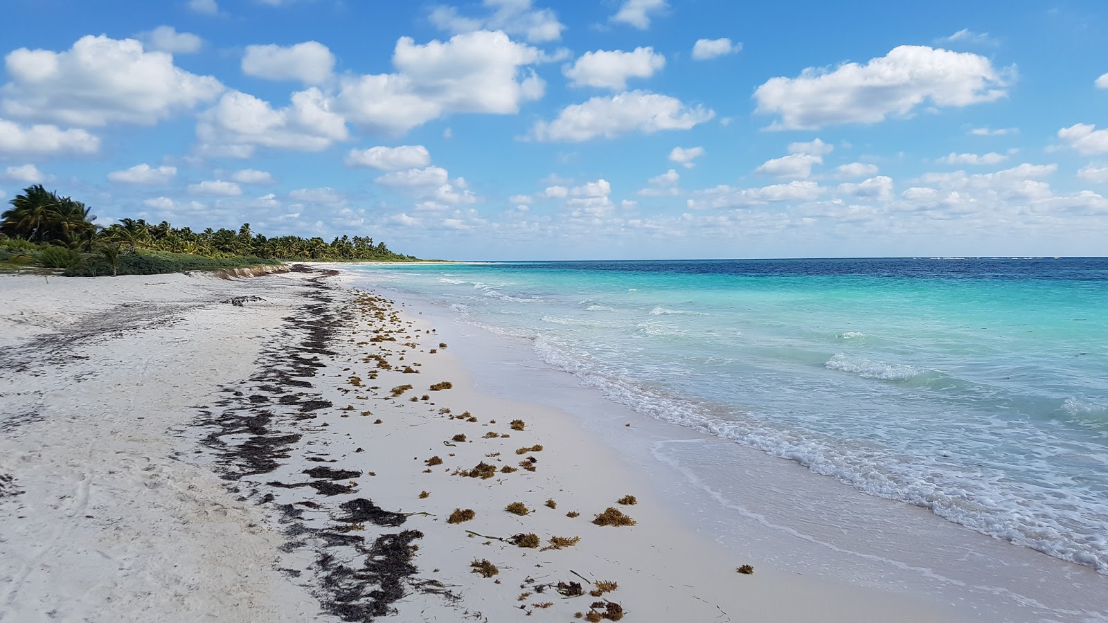 Fotografija Mukan beach z svetel pesek površino