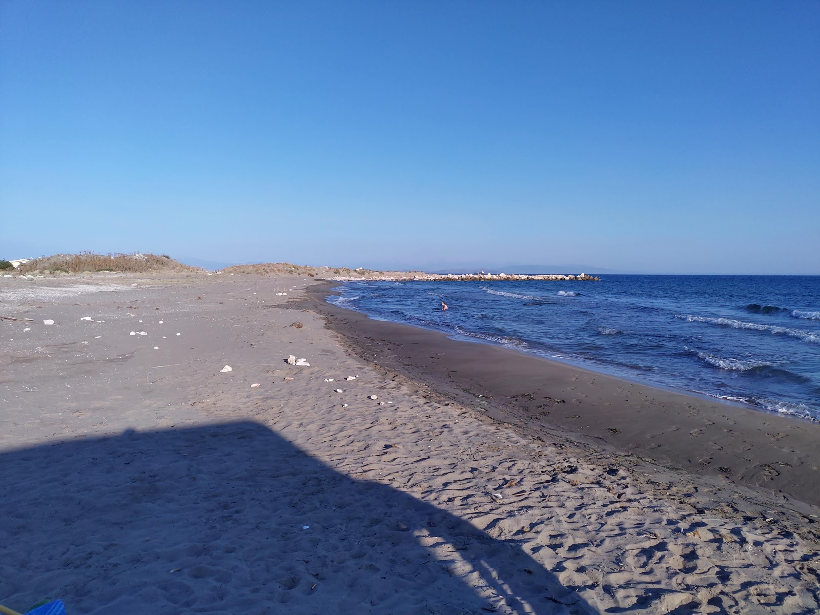 Foto af Paliopotamos beach med sort sand og småsten overflade