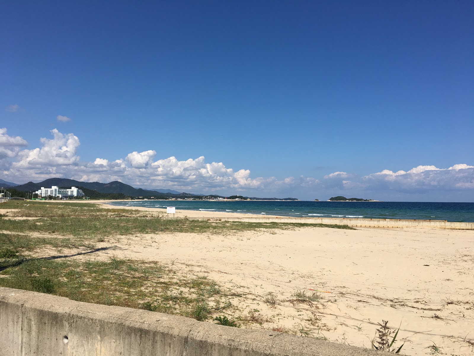 Baekdo Beach的照片 带有宽敞的海湾