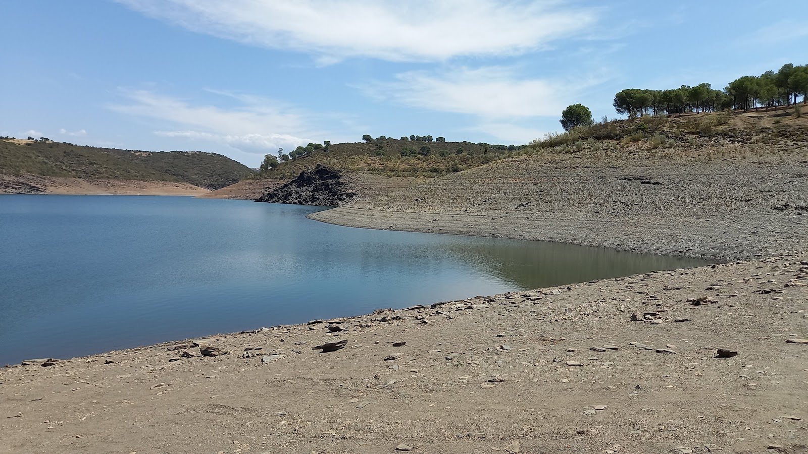 Foto di Playa del Tamujoso sorretto da scogliere